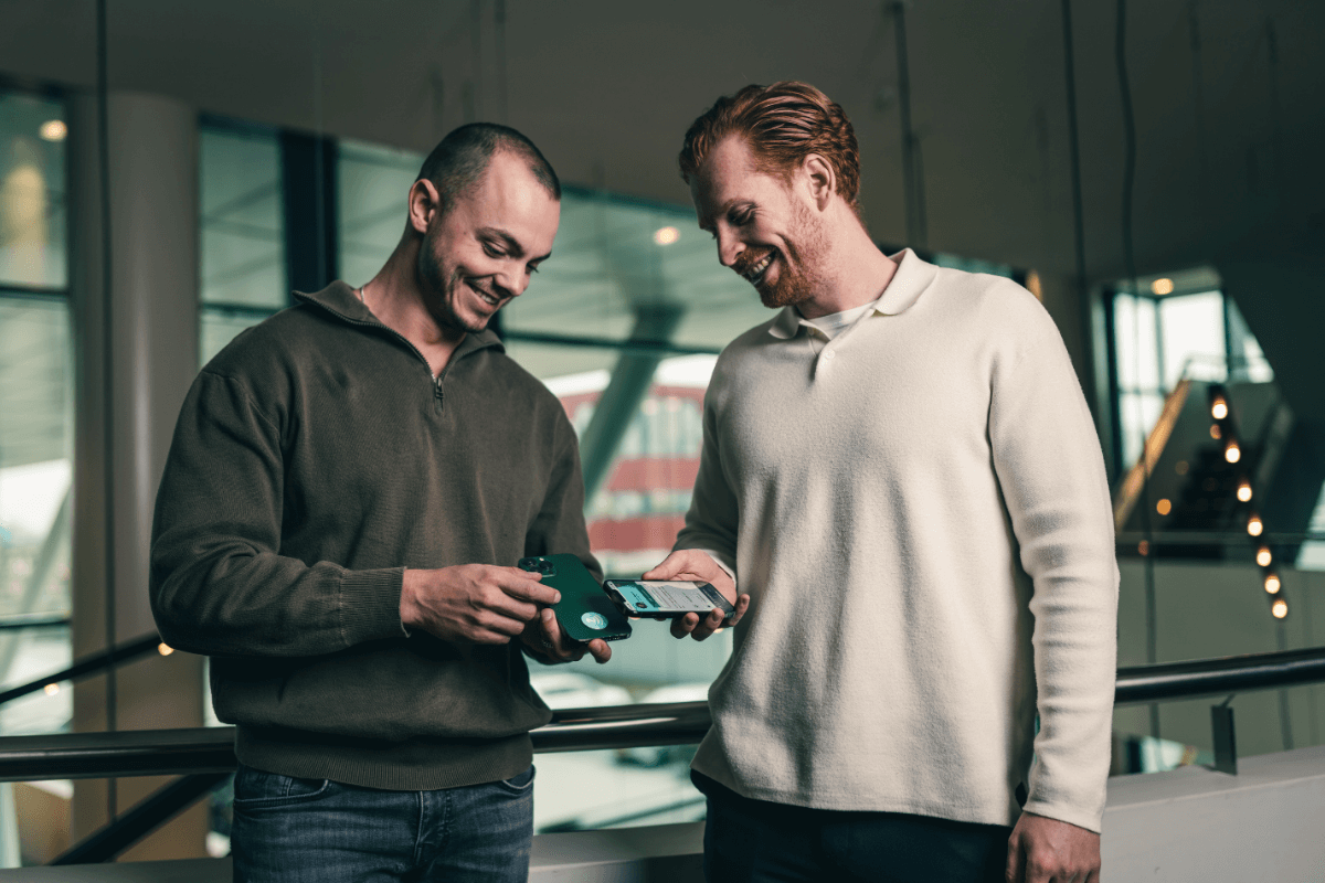Kapcsolattartási adatok megosztása NFC-telefonmatricával